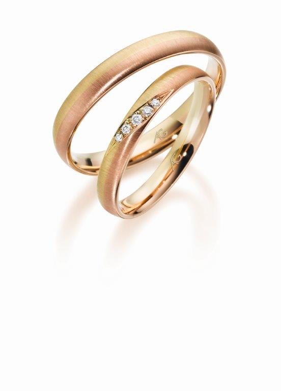 Forlovelsesringer i to farget gull med og uten diamanter.