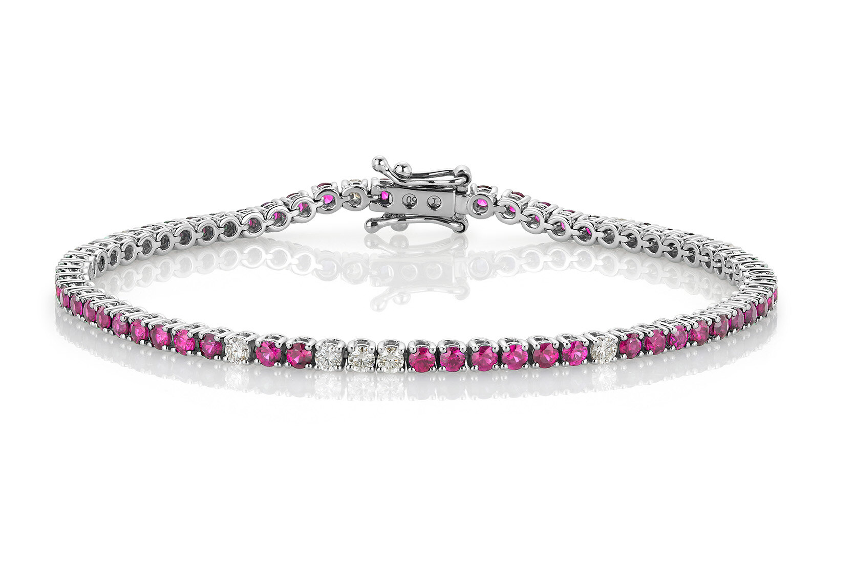 Haakonsen hvitt gull armbånd med rubiner og diamanter 0.50 ct.