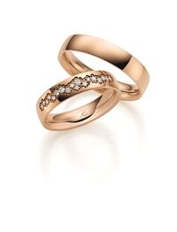 Forlovelsesringer i gull med og uten diamanter.