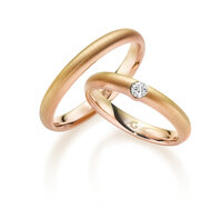 Forlovelsesringer i tre farget gull med og uten diamant.