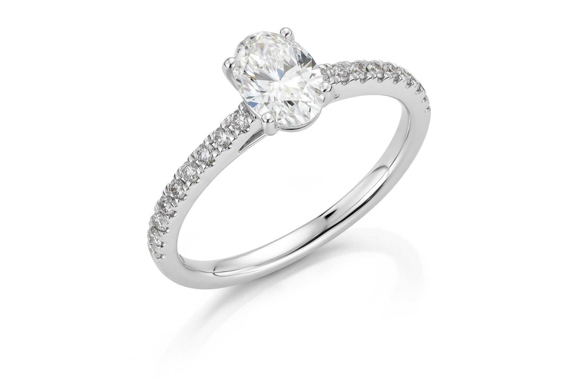 Haakonsen ring i hvitt gull med oval diamant 0.82 ct.