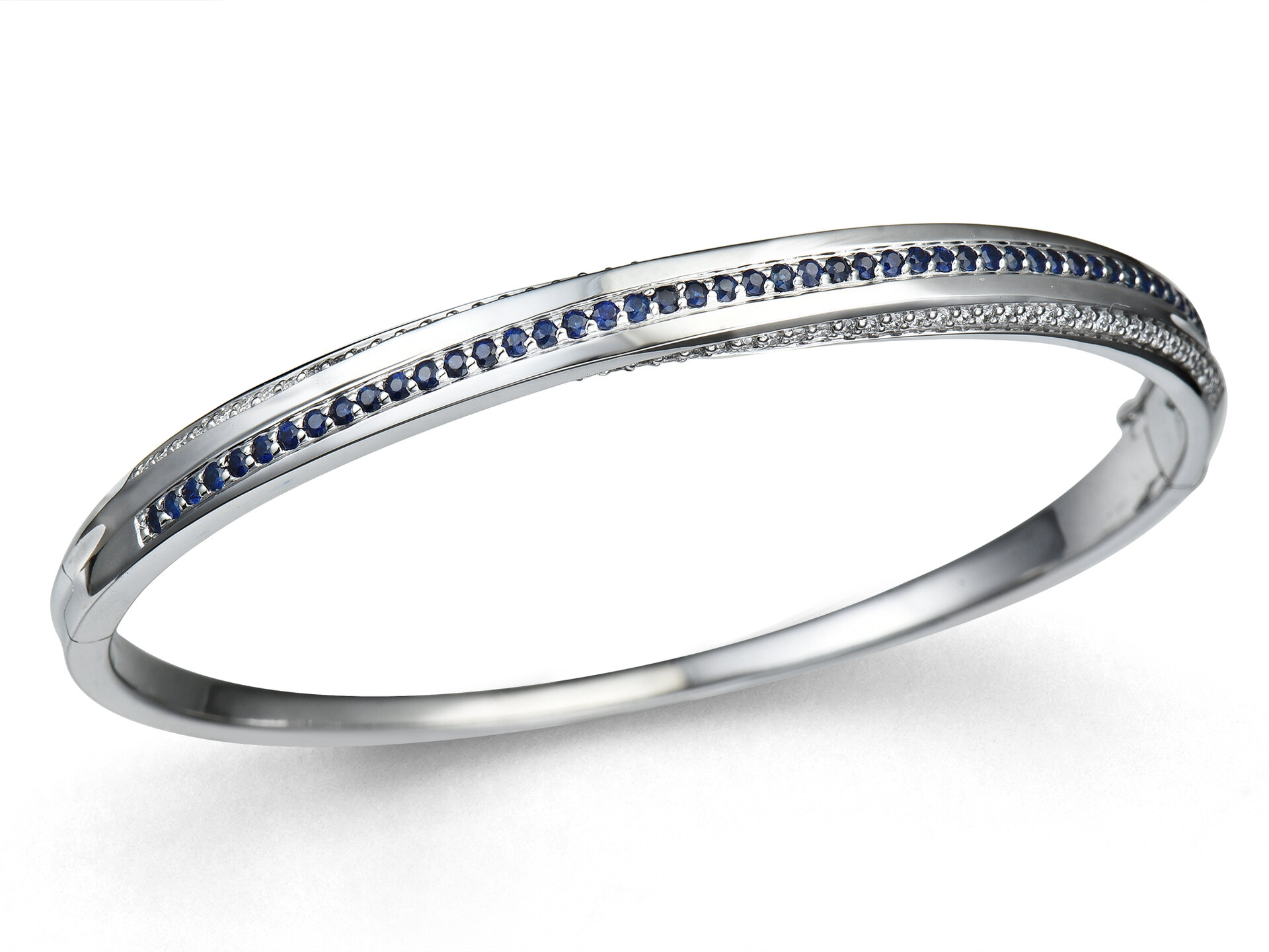 Haakonsen armring i hvitt gull med safirer og diamanter.