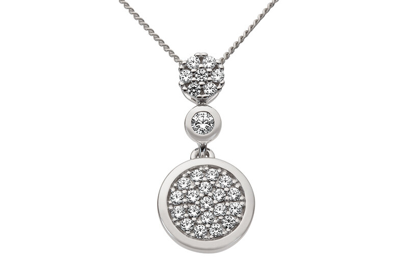 Haakonsen anheng i hvitt gull med diamanter.