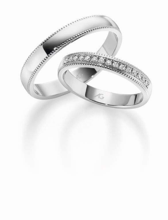 Forlovelsesringer i hvitt gull med og uten diamanter.